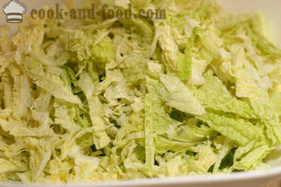 Recipe ng salad ng Intsik repolyo na may keso at croutons