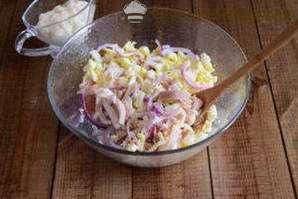 Squid salad na may keso at itlog