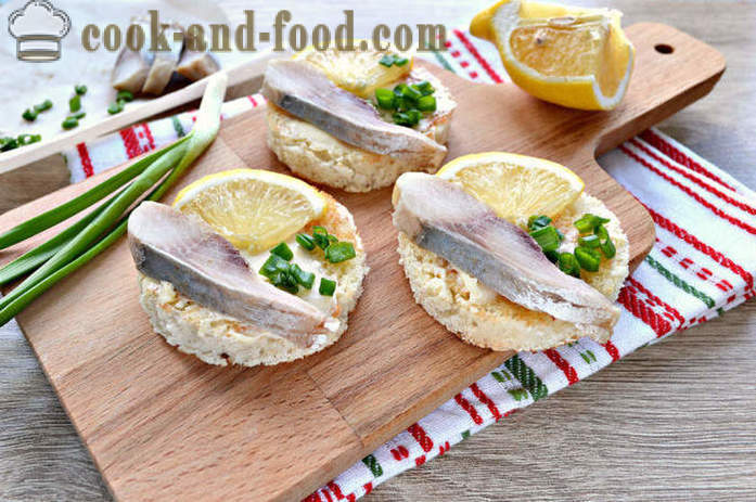Festive sandwiches na may herring at lemon - kung paano magluto ng isang magandang sandwich na may hiwa ng herring, isang hakbang-hakbang recipe litrato