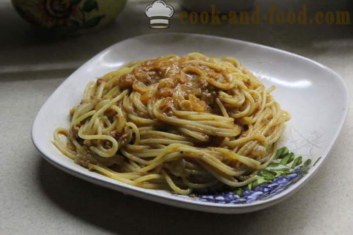 Spaghetti na may tuna naka-kahong sa tomato-cream sauce - parehong masarap magluto spaghetti, isang hakbang-hakbang recipe litrato