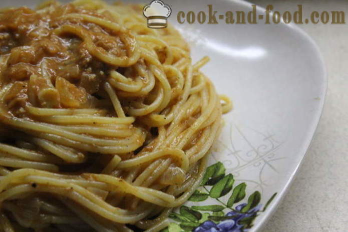 Spaghetti na may tuna naka-kahong sa tomato-cream sauce - parehong masarap magluto spaghetti, isang hakbang-hakbang recipe litrato