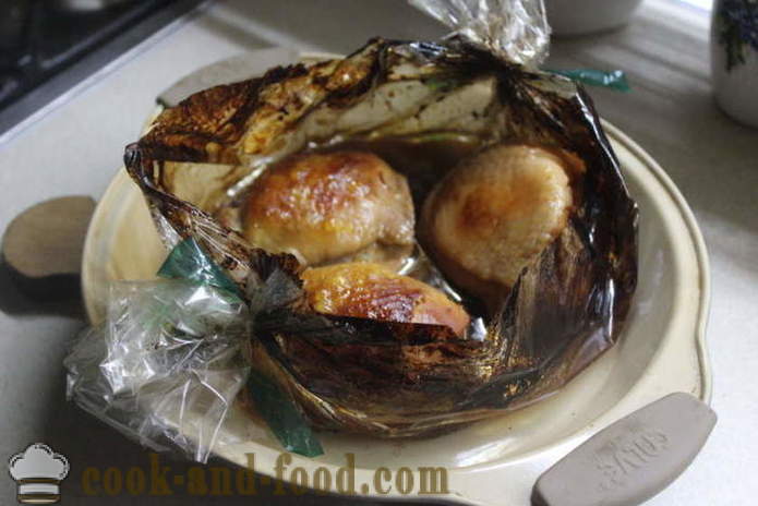 Chicken thighs lutong sa manggas - tulad ng isang masarap na lutong thighs manok sa oven sa toyo, isang hakbang-hakbang recipe litrato