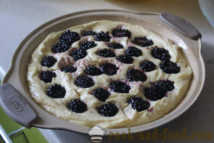 Naging halaya blackberry pie na walang yogurt - kung paano gumawa ng isang lumboy pie sa oven, na may isang hakbang-hakbang recipe litrato