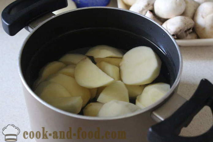 Patatas na may mushroom na may kulay-gatas at bawang - kung paano magluto patatas na may mushroom sa isang kawali, isang hakbang-hakbang recipe litrato