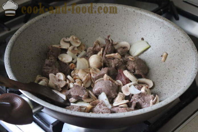 Tasty nilagang baka - parehong masarap magluto nilagang baka na may mushroom, isang hakbang-hakbang recipe litrato