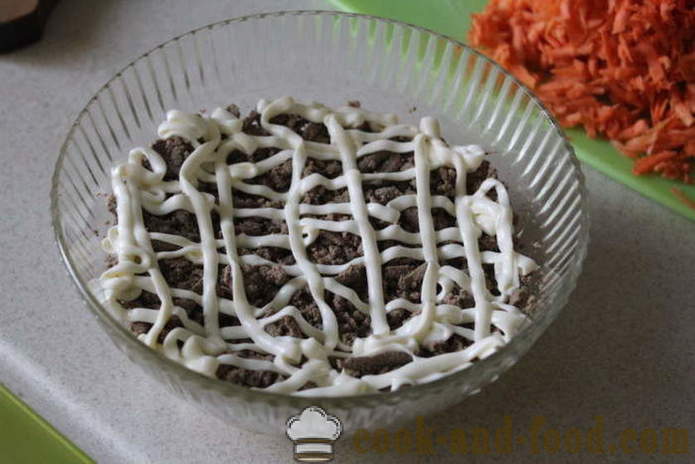 Layered salad na may atay - kung paano gumawa ng isang salad mula sa atay ng mga layer, ang isang hakbang-hakbang recipe litrato