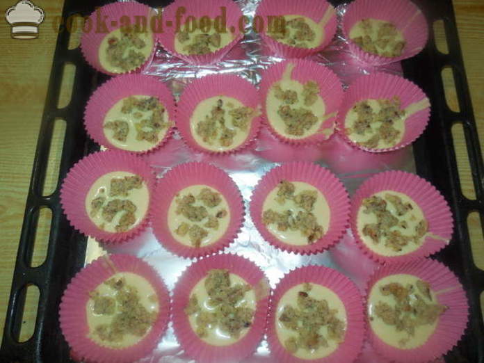 Simple cakes may kulay-gatas na may mani - kung paano maghurno cakes na may kulay-gatas at soda sa oven, na may isang hakbang-hakbang recipe litrato