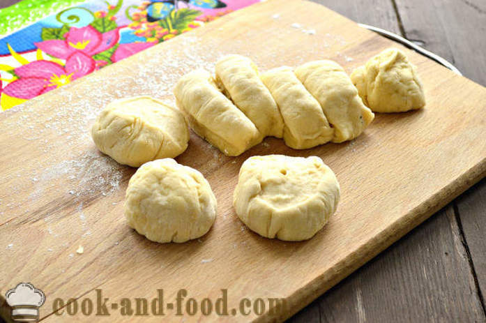 Fried buns sa pan - kung paano maghurno matamis na roll sa pan, ang isang hakbang-hakbang recipe litrato