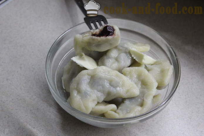 Ang kuwarta para sa mga dumplings na may pampaalsa - kung paano ihanda ang kuwarta para sa mga dumplings sa tinapay maker, isang hakbang-hakbang recipe litrato