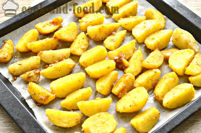 Inihurnong patatas hiwa sa oven na may bawang at toyo - parehong masarap na lutong patatas sa oven, na may isang hakbang-hakbang recipe litrato