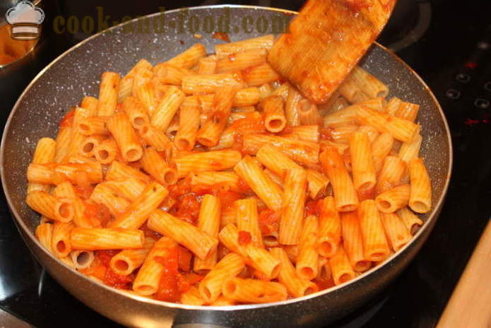 Italian ziti ulam - tulad ng pasta maghurno sa oven na may keso, kamatis at ham, isang hakbang-hakbang recipe litrato