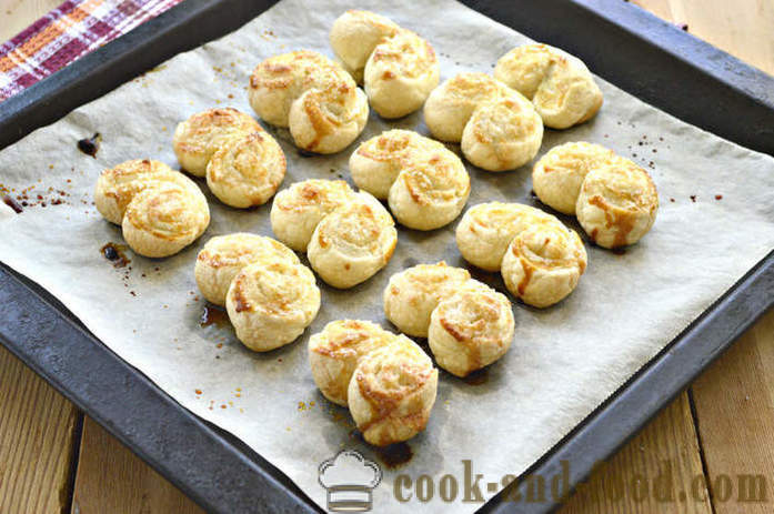 Cookies tainga espongha pastelerya - kung paano gumawa ng puff tainga, ang isang hakbang-hakbang recipe litrato