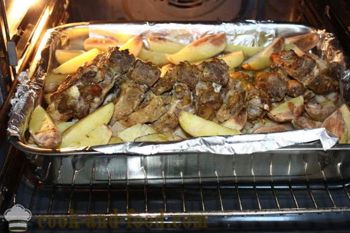 Lutong pork ribs na may patatas sa oven - tulad ng lutong patatas na may bacon, isang hakbang-hakbang recipe litrato