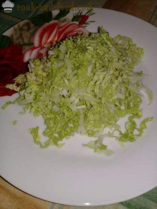 Fresh salad na may manok - kung paano upang maghanda ng isang salad na may pinausukang manok, Intsik repolyo at pipino, na may isang hakbang-hakbang recipe litrato