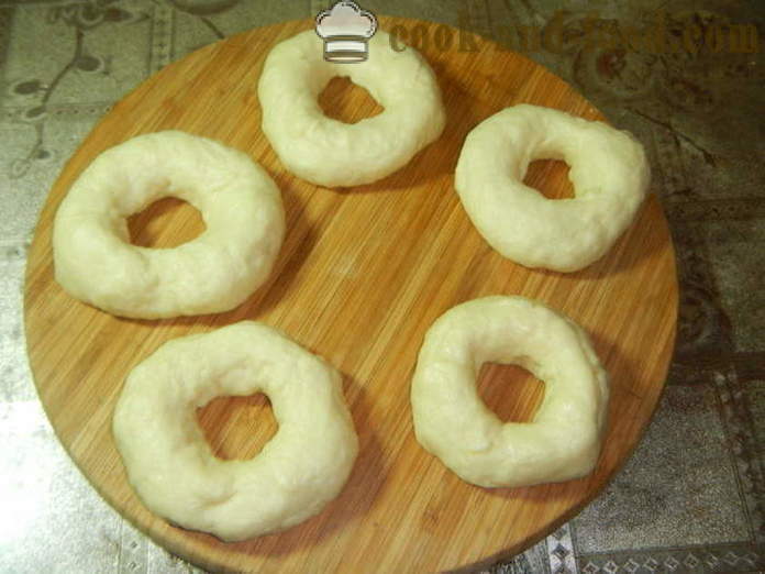 Yeast donuts sa kepe - kung paano magluto donuts mula sa lebadura kuwarta, isang hakbang-hakbang recipe litrato