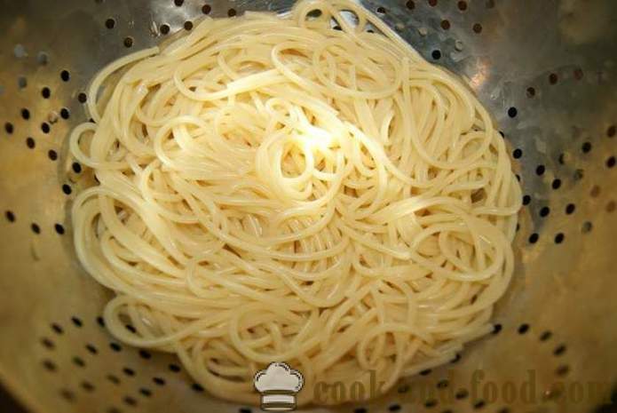 Spaghetti Monster - liwanag at masarap na mainit na pagkain para sa Halloween sa kanyang mga kamay, hakbang-hakbang recipe litrato