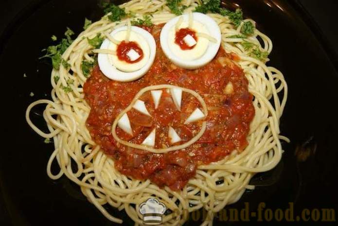Spaghetti Monster - liwanag at masarap na mainit na pagkain para sa Halloween sa kanyang mga kamay, hakbang-hakbang recipe litrato