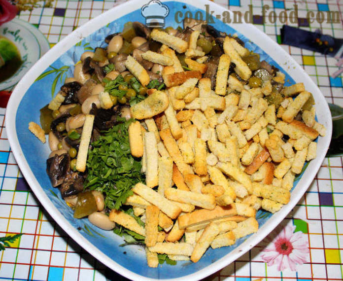 Masarap bean salad na may mushroom at croutons - kung paano magluto bean salad, ang isang hakbang-hakbang recipe litrato