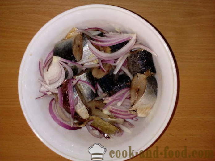 Tasty herring inatsara sa mga piraso ng bahay