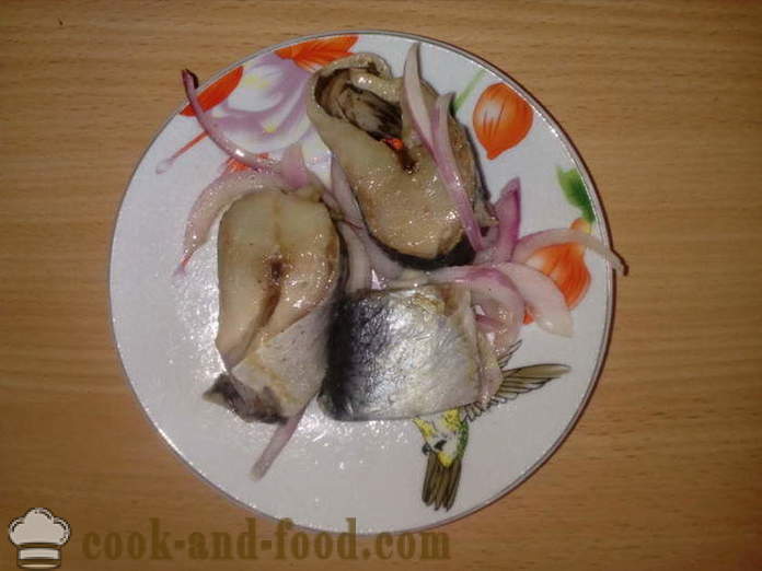 Tasty herring inatsara sa mga piraso ng bahay