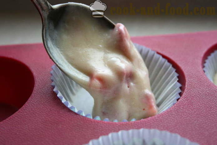 Yaring-bahay muffins sa yogurt may strawberry - kung paano magluto muffins sa silicone molds, ang isang hakbang-hakbang recipe litrato