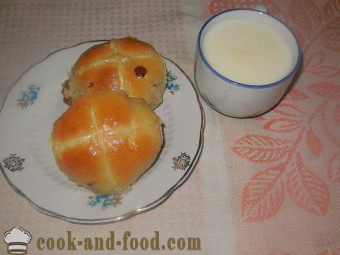 Simple at maganda buns para sa Easter - kung paano maghurno ang Easter tinapay, isang hakbang-hakbang recipe litrato