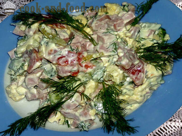 Salad na may piniritong itlog at sausage at kulay-gatas - kung paano upang maghanda ng isang salad na may isang omelette, ang isang hakbang-hakbang recipe litrato