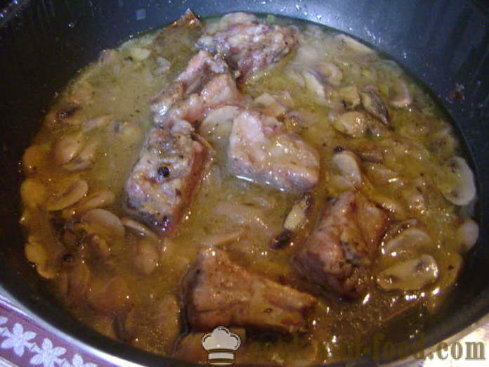 Cvinye ribs nilaga na may mga kabute at gravy - tulad ng nilagang karne ng baboy buto-buto sa isang pan, na may isang hakbang-hakbang recipe litrato