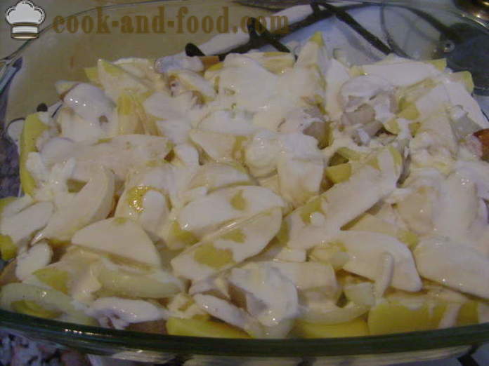 Patatas inihurnong sa oven na may kabute at kulay-gatas - kung paano masarap na lutong patatas sa oven, na may isang hakbang-hakbang recipe litrato