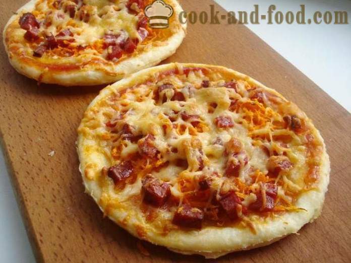 Mini pizza espongha pastelerya na may sausage at keso - kung paano gumawa ng isang mini-pizza espongha pastelerya, na may isang hakbang-hakbang recipe litrato