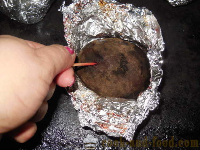 Beets lutong sa foil para sa isang salad - kung paano maghurno ang beets sa oven kabuuan, ang isang hakbang-hakbang recipe litrato