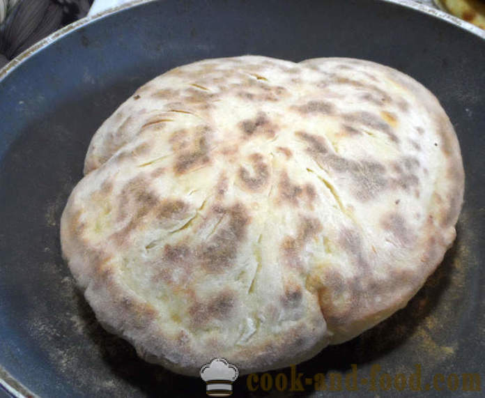Khachapuri sa Imereti keso - kung paano gumawa ng tortillas na may keso sa isang kawali, isang hakbang-hakbang recipe litrato