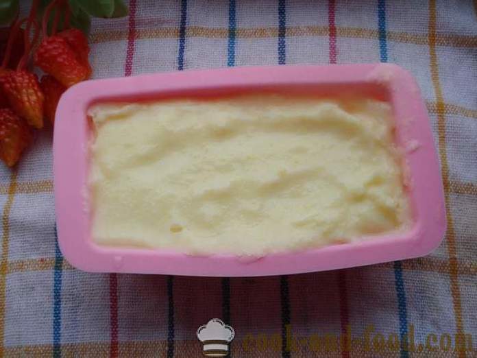 Homemade ice cream na ginawa mula sa gatas na may almirol - kung paano gumawa ng isang ice cream sundae sa bahay, hakbang-hakbang recipe litrato