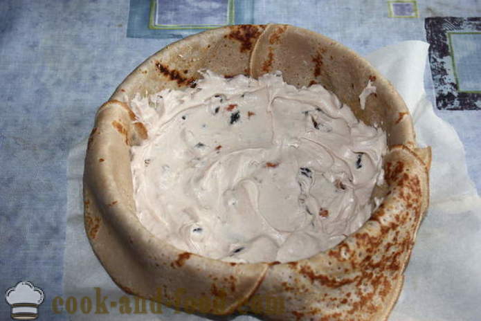 Yaring-bahay pancake cake na may ricotta cheese at topped sa wip krim