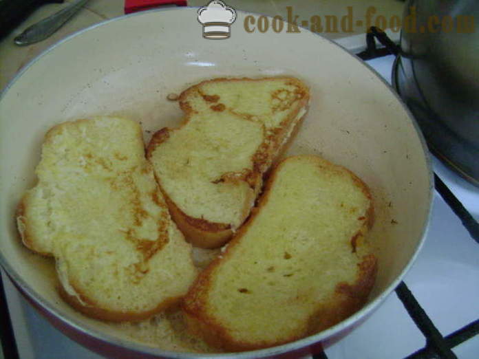 Toasts ng tinapay na may keso - tulad ng pinirito croutons sa isang pan Pagprito, ang isang hakbang-hakbang recipe litrato