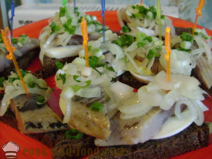 Simple sandwiches na may herring sa rye bread - kung paano gumawa ng mga sandwich na may herring, isang hakbang-hakbang recipe litrato
