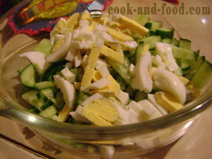 Salad: cucumber, mga itlog, chives at mayonesa - kung paano gumawa ng pipino salad na may mayonesa, isang hakbang-hakbang recipe litrato