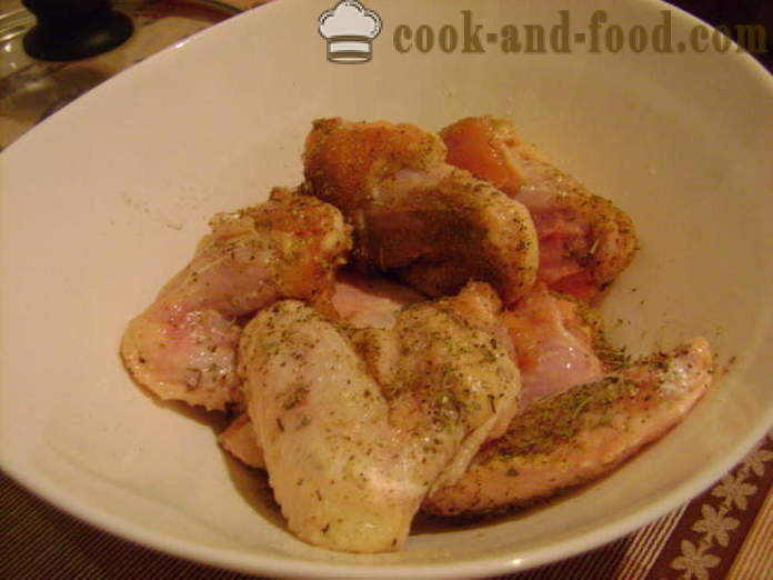 Chicken wings sa isang kama ng patatas sa oven - kung paano gumawa ng mga pakpak at patatas sa oven, na may isang hakbang-hakbang recipe litrato