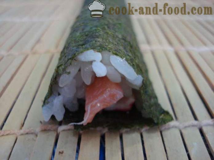 Sushi roll na may alimasag sticks at pulang isda - pagluluto sushi roll sa bahay, hakbang-hakbang recipe litrato