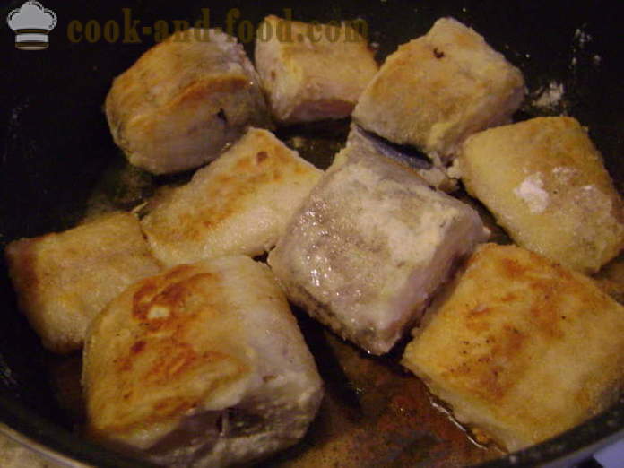 Isang masarap na recipe brotoly nilaga na may mga sibuyas at mga gulay - pagluluto brotola isda na may mayonesa, isang hakbang-hakbang recipe litrato