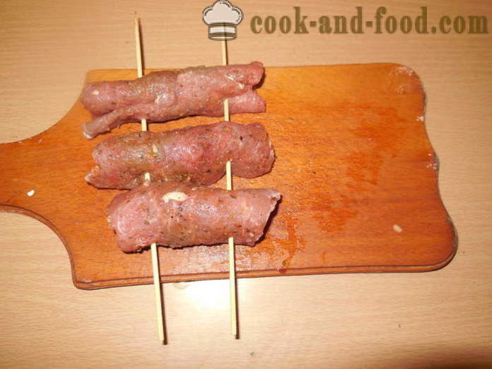 Meat roll pinalamanan sa oven - kung paano magluto ng karne roll sa skewers, ang isang hakbang-hakbang recipe litrato