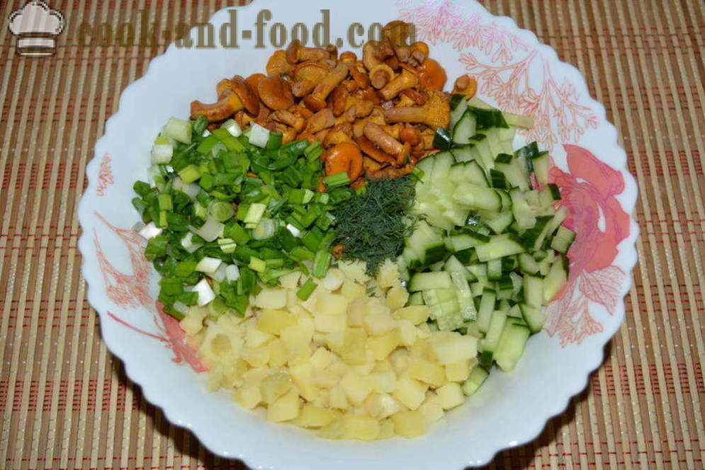 Ang isang simpleng salad na may adobo mushroom - kung paano upang maghanda ng isang salad ng adobo mushroom, isang hakbang-hakbang recipe litrato