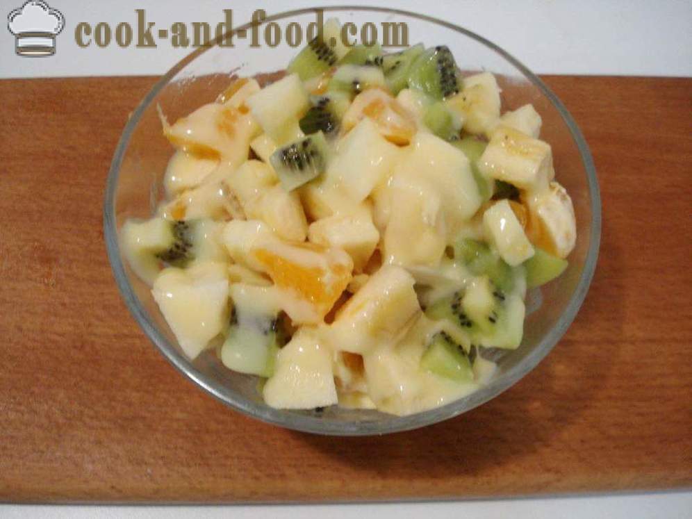Ang isang simpleng fruit salad na may letse-kondensada - kung paano gumawa ng isang prutas salad, ang isang hakbang-hakbang recipe litrato