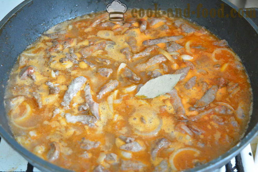 Atay nilaga na may mga sibuyas at tomato paste - bilang masarap na mapatay sa atay na may mga sibuyas sa isang kawali, isang hakbang-hakbang recipe litrato