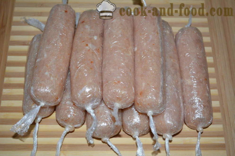 Domestic chicken sausage sa pelikula na pagkain para sa mga bata - kung paano magluto sausages manok sa bahay, hakbang-hakbang recipe litrato