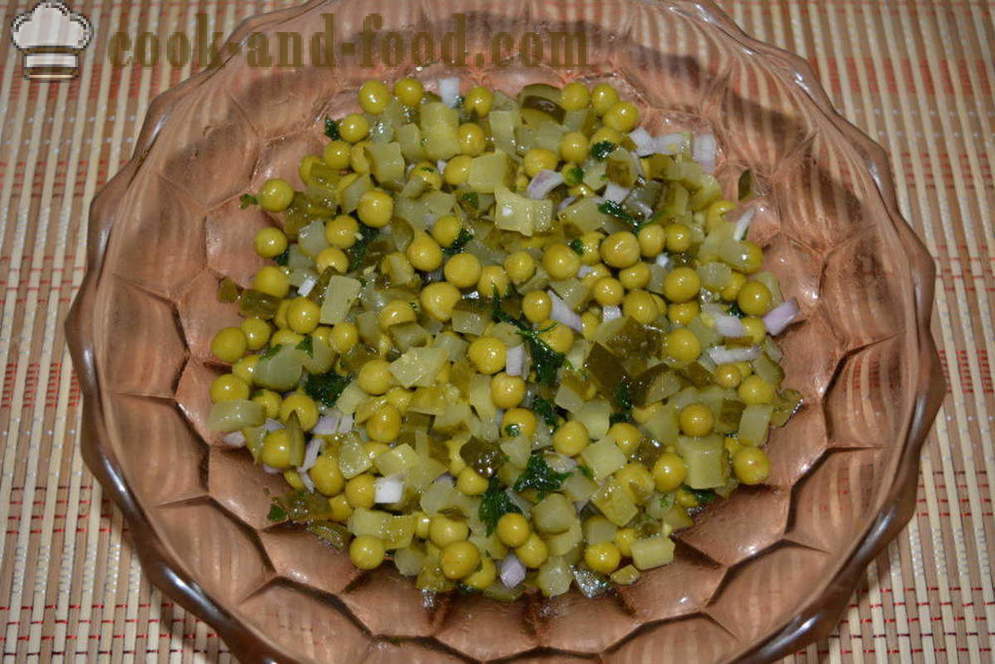 Salad na may atsara at green peas sa isang hangos - kung paano magluto ng masarap na salad ng adobo mga pipino at mga gisantes, isang hakbang-hakbang recipe litrato