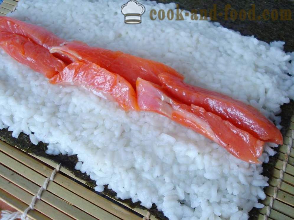 Sushi roll na may kanin at pulang isda - kung paano magluto ng sushi roll sa bahay, hakbang-hakbang recipe litrato