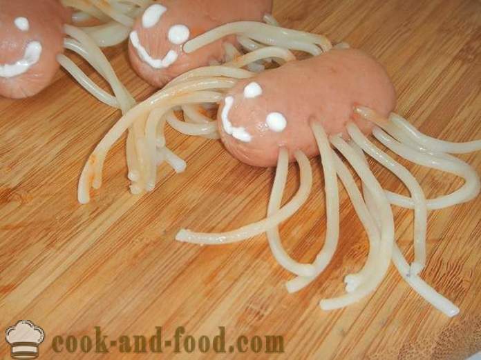 Octopus ng mga sausages at spaghetti - kung paano magluto spaghetti na may sausage para sa mga bata, ang isang hakbang-hakbang recipe litrato