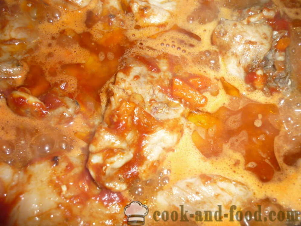 Nilaga manok sa tomato sauce - parehong masarap magluto nilagang karne ng manok, ang isang hakbang-hakbang recipe litrato