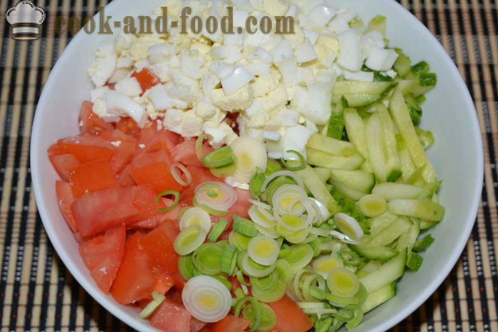Simple salad ng sariwang pipino at mga kamatis na may itlog at leek - kung paano magluto gulay salad na may mayonesa, isang hakbang-hakbang recipe litrato